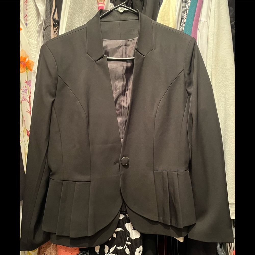 Beautiful lined black suit. NWT. Size 16.